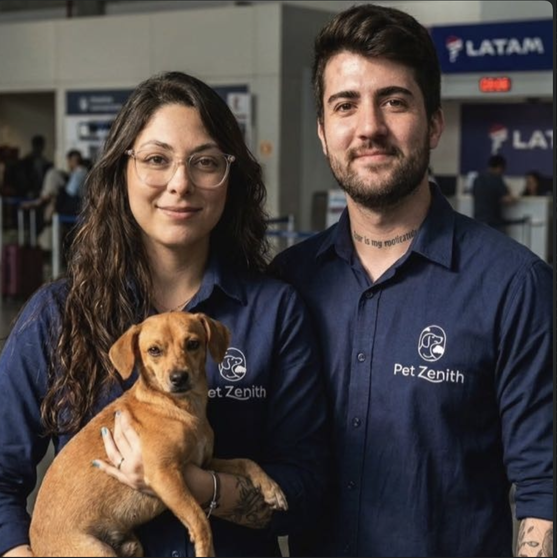 Vitor e Larissa, da Pet Zenith, com um pet